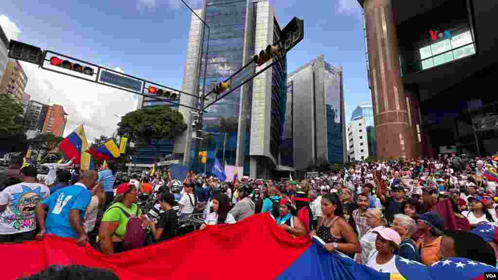 Opositores se congregan en Caracas en muestra de apoyo al candidato Edmundo González y a la lideresa de la oposición María Corina Machado.&nbsp;