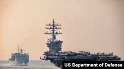 El portaaviones USS Dwight D. Eisenhower es visto en el Estrecho de Ormuz, entre el Golfo Pérsico y el Golfo de Omán, 14 de diciembre de 2023.