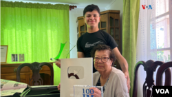 María Elena Arévalo, conocida como "Mami Nena", posa en esta fotografía junto a su nieto Héctor Carrasco, quien la motivó a entrar en el mundo de los videojuegos. 
