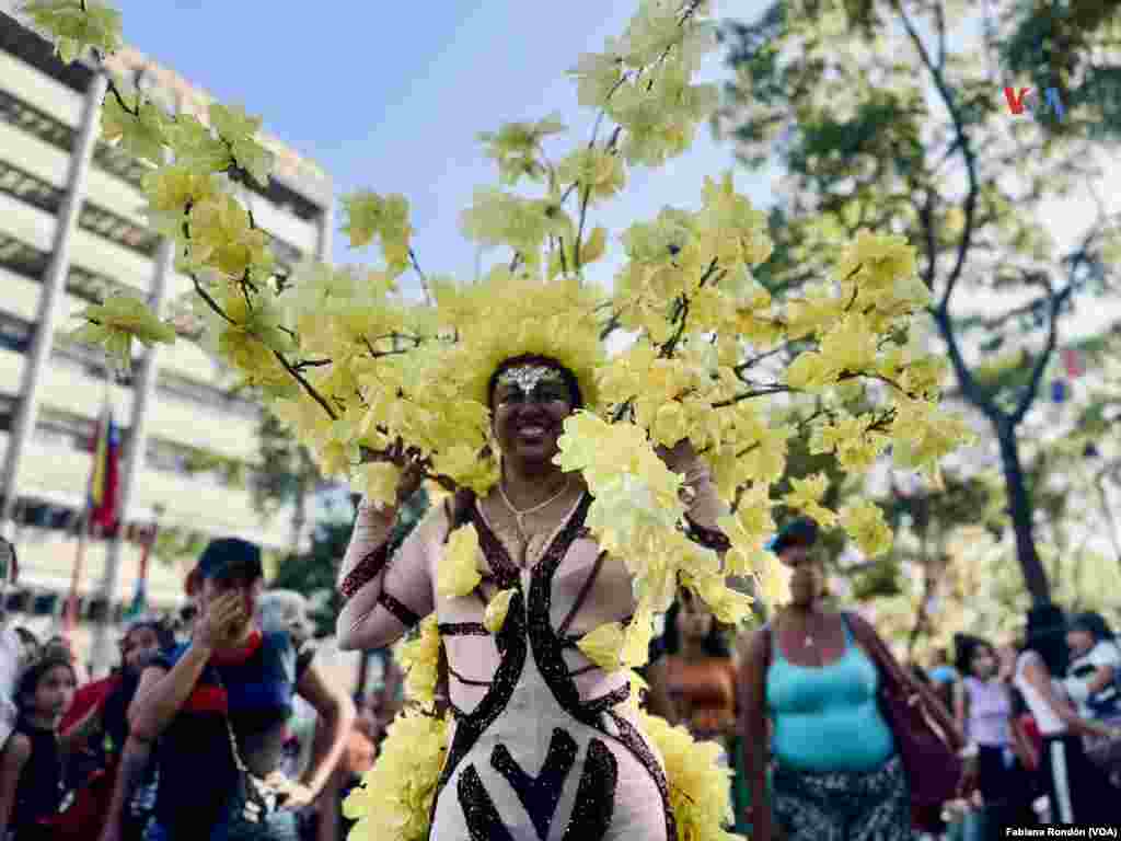 Por las calles del oeste de Caracas se vieron disfraces del árbol nacional de Venezuela “araguaney”. 