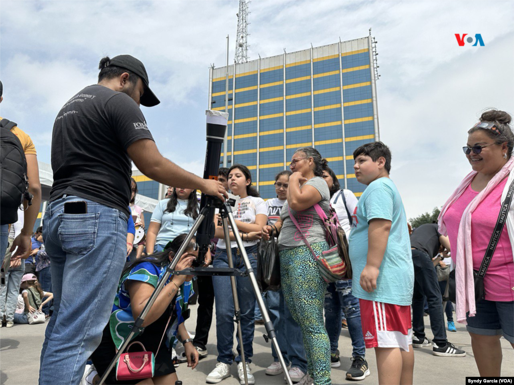 Un grupo de siete personas, entre las que había mujeres e hijos, tomaron la decisión de último minuto para trasladarse en un solo vehículo de una ciudad cercana a la explanada de la universidad para disfrutar del eclipse de sol.