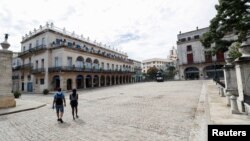 Dos personas transitan por una calle vacía de La Habana, Cuba, el 8 de junio de 2024.