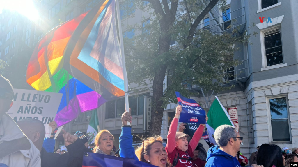 Miembros de la comunidad LGTBIQ+ participaron de la manifestación asegurando que los permisos de trabajo evitarían que &ldquo;tantas personas se dediquen al trabajo sexual&rdquo;.