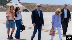 Presidenti Biden i shoqëruar nga zonja e parë Jill Biden dhe dy mbesat, Maisy Biden dhe Naomi Biden (16 qershor 2024)