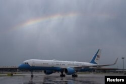 Se ve un arco iris, mientras un avión que transportaba taxis a la secretaria del Tesoro de EEUU, Janet Yellen, después de llegar al Aeropuerto Internacional de Beijing, China, el jueves 6 de julio de 2023. Mark Schiefelbein/Pool vía REUTERS