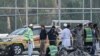 2023年7月18日，安保人员聚集在继承白沙瓦附近的哈亚塔巴德地区爆炸地点。