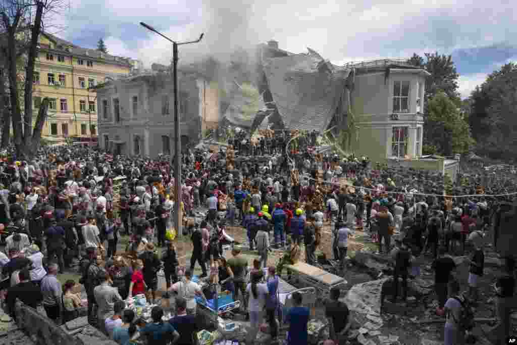 Plano general tras el ataque aéreo ruso a un hospital infantil en la capital de Ucrania, el lunes 8 de julio de 2024.&nbsp; (Foto AP/Efrem Lukatsky)