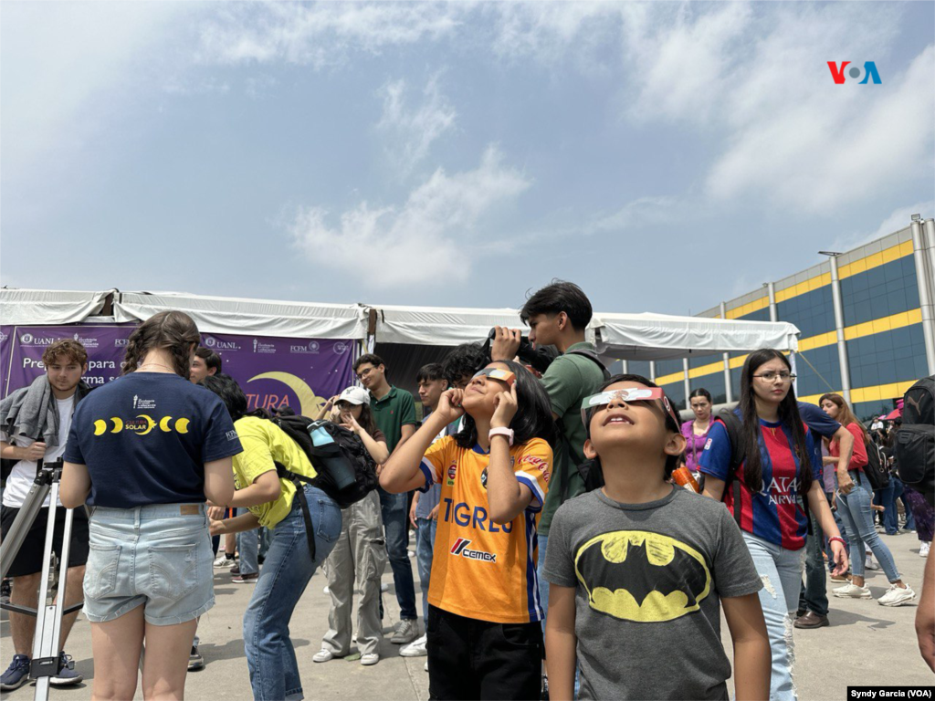 Niños y niñas acompañados de sus padres acudieron a la explanada de la UANL para presenciar el fenómeno natural. En la fotografía se observa a María Renata y a Evan Gabriel, quienes dijeron sentirse felices por presenciar su primer eclipse de sol a través de telescopio y con lentes con filtros especiales.