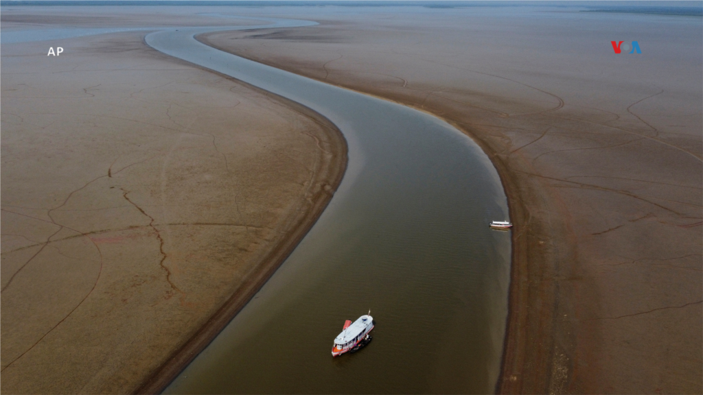 Un ferri navega por una zona severamente afectada por la sequía en el río Amazonas, cerca de Manacapuru, Brasil, el 27 de septiembre de 2023. &nbsp; 