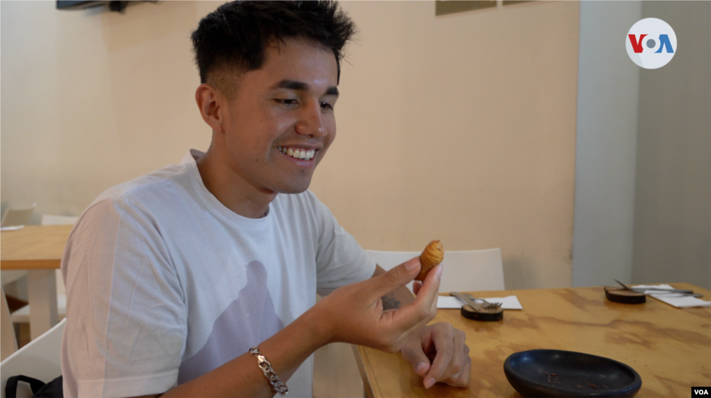 Para quienes llegan al restaurante Açaí en Bogotá, que se especializa en la comida amazónica a consumir el mojojoy y otras especies exóticas, el consumo de estas especies hacen parte de la historia gastronómica del amazonas. 