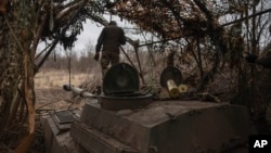 Soldados ucranianos preparan un vehículo de artillería autopropulsado para disparar contra posiciones rusas en la línea del frente en la región de Donetsk, Ucrania, el 16 de febrero de 2024.