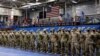 Los soldados saludan durante la ceremonia de bienvenida después de regresar a casa después de su despliegue en Afganistán, en Fort Drum en Nueva York, EEUU.