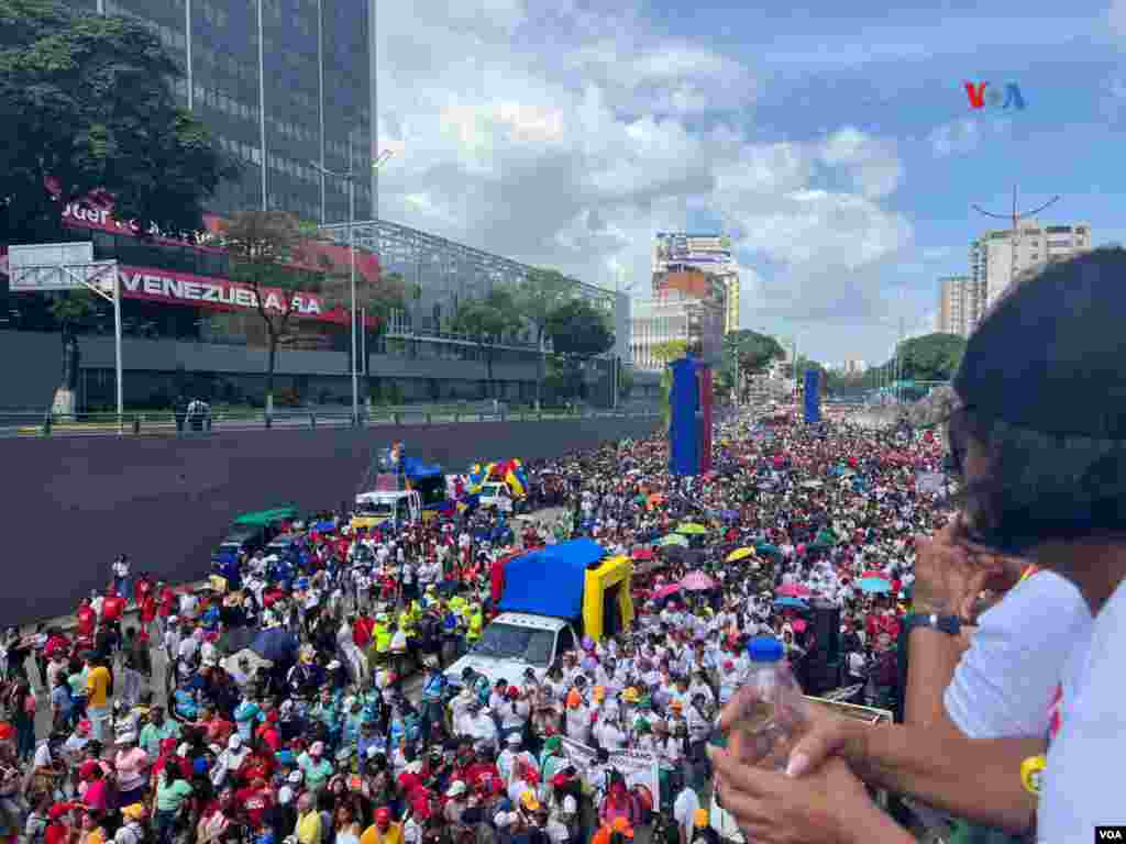 Partidarios del&nbsp;gobierno de Venezuela al igual que la oposición salieron a las calles en muestra de apoyo, marcando el inicio oficial a la campaña para las elecciones presidenciales.