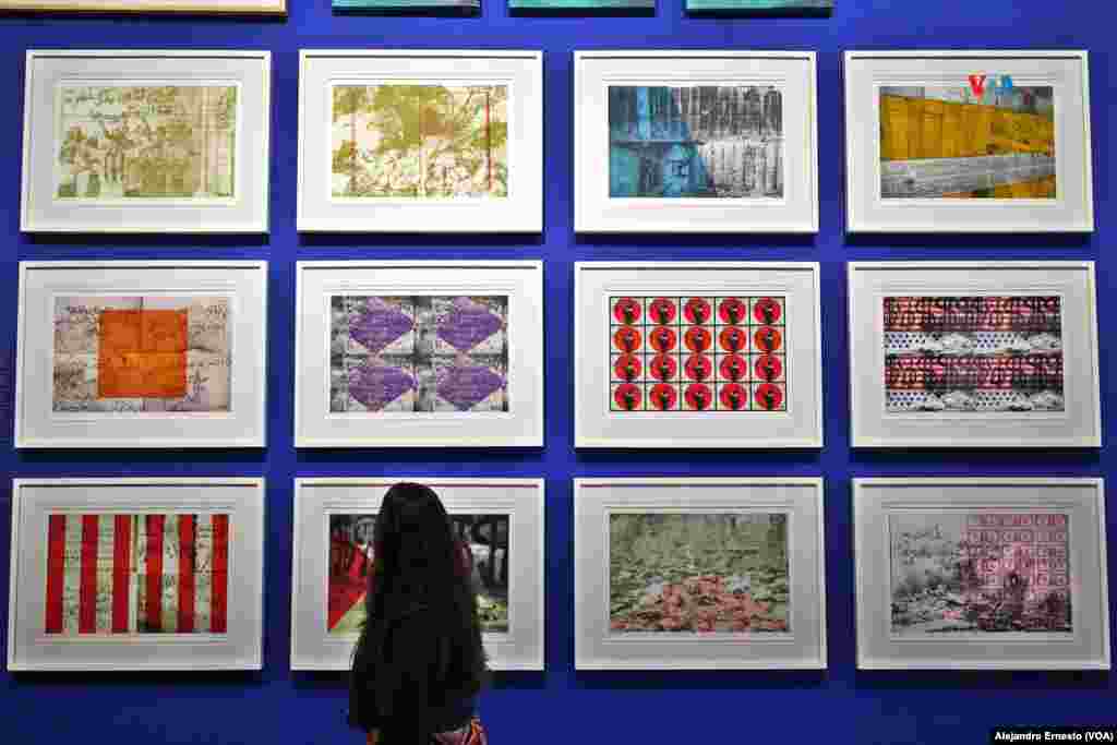 Una joven observa algunas de las obras que conforman la muestra "Esto no es una exposición", inaugurada el pasado domingo en el Museo Palestino, en Birzeit, en Cisjordania ocupada.