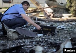 Un fiscal de crímenes de guerra trabaja en el lugar de un ataque con aviones no tripulados rusos, en las afueras de Lviv, Ucrania, el 19 de junio de 2024.