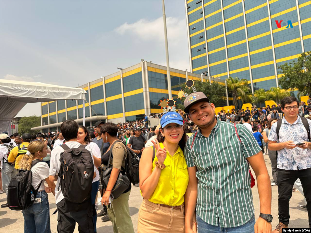 Estudiantes universitarios acuden a la explanada con gorras decoradas haciendo alusión al eclipse de sol.