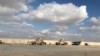 ARCHIVO – Vehículos militares de soldados estadounidenses en la base aérea de al-Asad en la provincia de Anbar, Irak, el 13 de enero de 2020.
