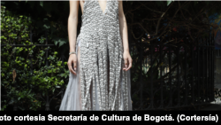Un vestido hecho a base de las anillas de las latas de refrescos o cervezas. Foto cortesía Secretaría de Cultura de Bogotá.