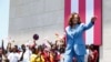 La vicepresidente de EEUU, Kamala Harris, saluda a una plaza de Accra, la capital de Ghana, donde pronunció un discurso ante jóvenes ghaneses el 28 de marzo de 2023.