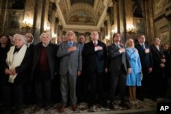 Desde la izquierda, Lucía Topolansky, exprimera dama de Uruguay, los expresidentes de Uruguay José Mujica, Luis Lacalle, Julio Sanguinetti, el actual presidente de Uruguay Luis Lacalle Pou y la vicepresidenta Beatriz Argimon, tras una sesión del Senado que marca el 50 aniversario del golpe militar de 1973. en Montevideo, Uruguay, el martes 27 de junio de 2023. (Foto AP/Matilde Campodonico)