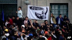 Mbështetësit e presidentit bolivian të mbledhur përpara godinës së pallatit të qeverisë (26 qershor 2024)