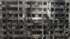 Sebuah bangunan tempat tinggal terbakar selama konflik Ukraina-Rusia di kota pelabuhan selatan Mariupol, Ukraina 15 Mei 2022. Ukraina mengatakan bahwa serangan terbaru Rusia pada malam sebelumnya melibatkan 42 drone. (Foto: Reuters)