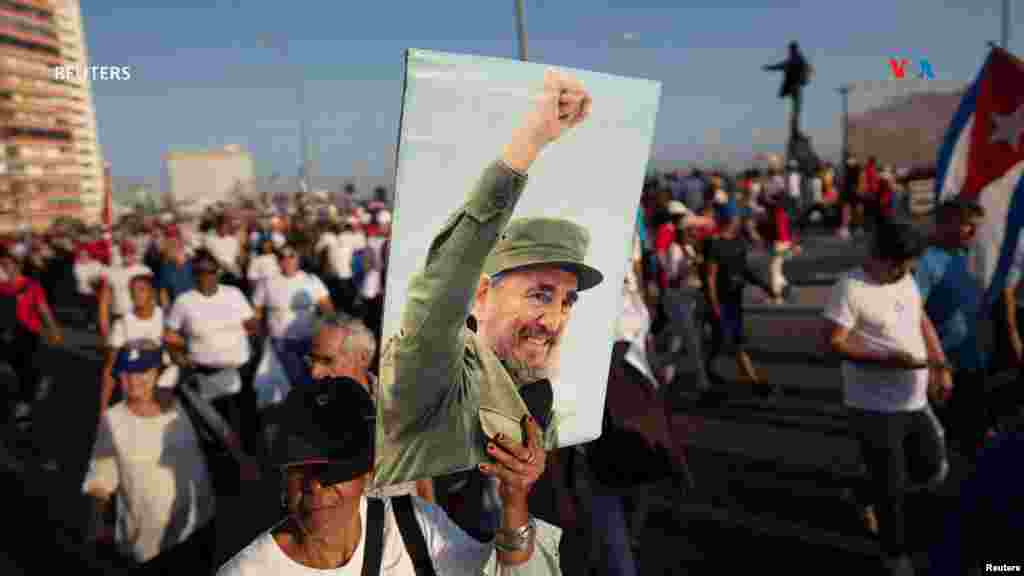Cuba: Una mujer sostiene una imagen del difunto presidente Fidel Castro