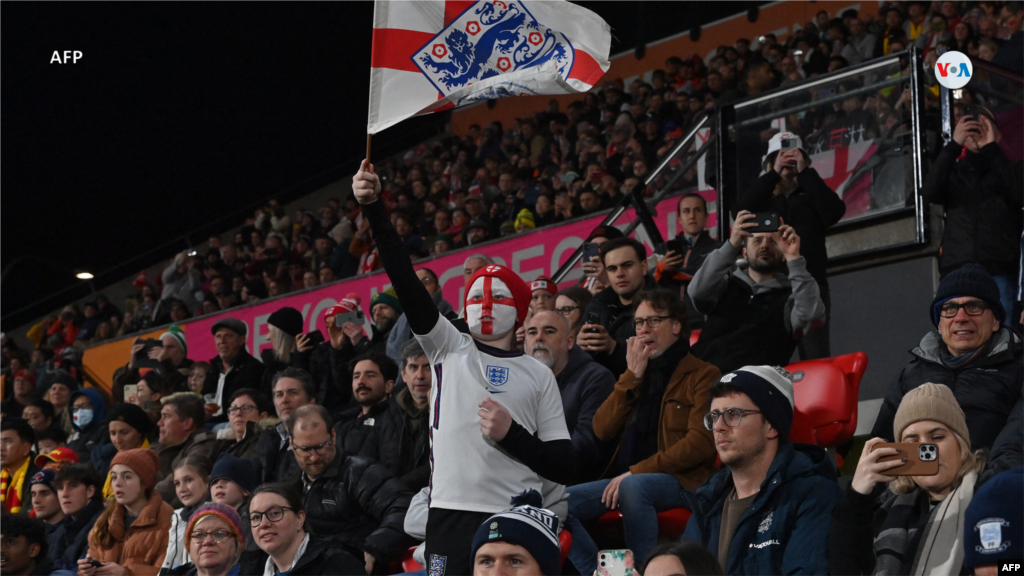 Fanáticos de Inglaterra acompañan en las gradas a su equipo, durante el partido de fútbol entre China e Inglaterra en el Estadio Hindmarsh, en Adelaide, el 1 de agosto de 2023.