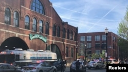 La policía metropolitana de Louisville se despliega para una "situación policial activa" que incluye bajas masivas cerca de Slugger Field en Louisville, Kentucky, 10 de abril de 2023.