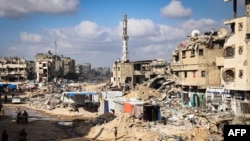 Palestinos desplazados instalan tiendas de campaña en medio de la devastación en Khan Yunis, en el sur de la Franja de Gaza, el 16 de mayo de 2024.