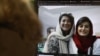 Žena gleda u ekran kompjutera koji prikazuje iranske novinarke Niloufar Hamedi i Elaheh Mohammadi, u Nikoziji, Kipar, 2. novembra 2022.
