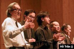 Từ trái: Nhạc sĩ Ian Bùi, nhạc sĩ Patrick Vũ, Sumo, nhạc trưởng Jon Lê Culpepper và ca sĩ Phạm Hà.