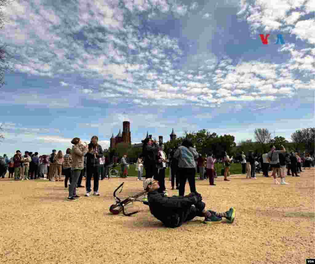 Cientos de personas en Washington se reunieron para ver el eclipse solar.&nbsp;