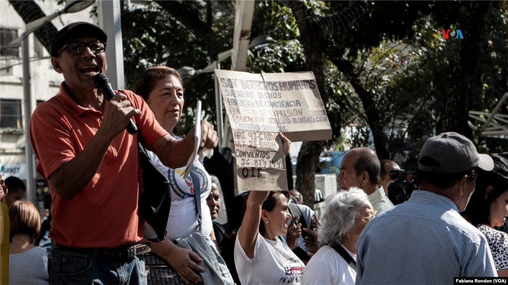  Actualmente en Venezuela, los docentes perciben un salario de entre 9 y 23 dólares mensuales, de acuerdo con su categoría. Este monto, según afirman, les resulta insuficiente para cubrir sus necesidades básicas. 