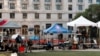 Los medios se estacionan fuera del Palacio de Justicia Lewis R. Slaton después de que un gran jurado presentara acusaciones contra el expresidente Donald Trump, en Atlanta, Georgia, el 15 de agosto de 2023.