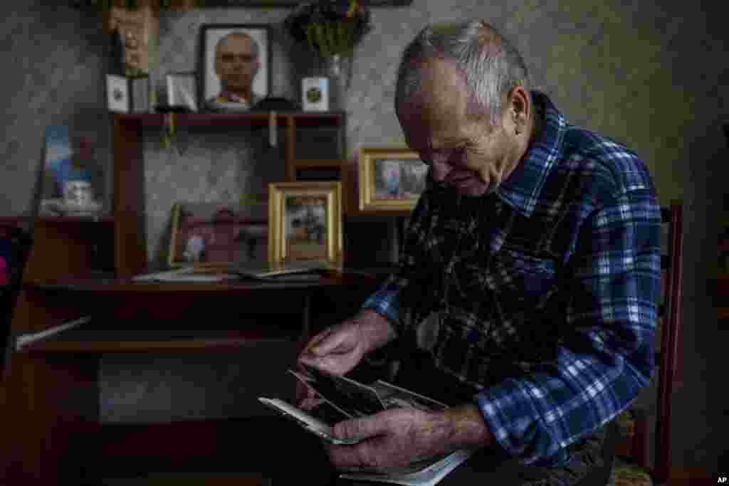 &quot;Los padres no deberían enterrar a sus hijos. No es justo&quot;, afirmó, Oleksandr Turovskyi mientras miraba la foto de su hijo.