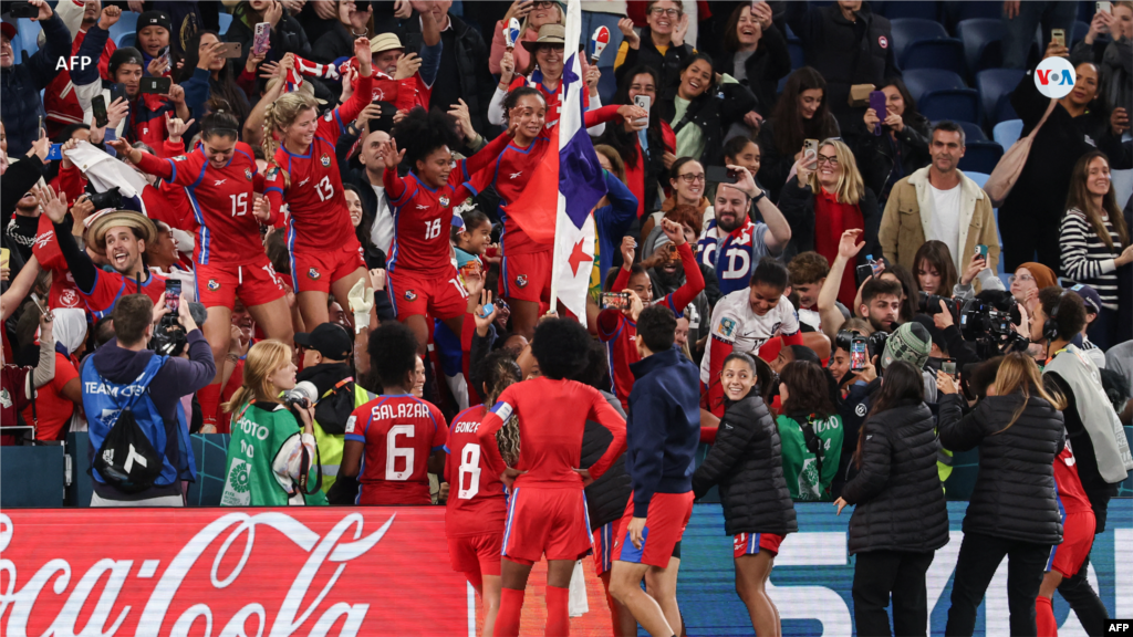 Jugadoras de Panamá animan con los fanáticos en las gradas, después del partido entre Panamá y Francia en el Estadio de Fútbol de Sydney.