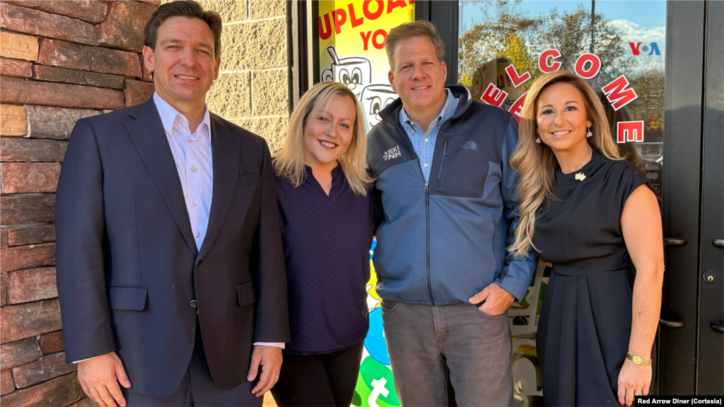 El gobernador de Florida y candidato a la nominación presidencial republicana en 2024, Ron DeSantis (primero izq) durante una de sus visitas al Red Arrow Diner, junto a la copropietaria Amanda Wihby (última der)