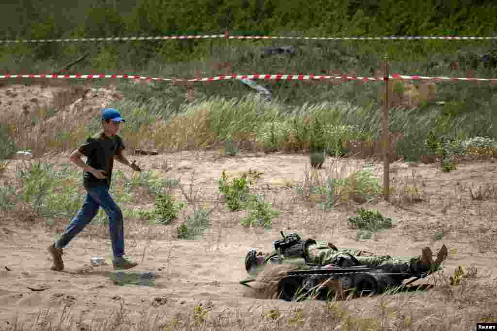 Yelisei Mamonov, controla un vehículo ELECTROStretcher que transporta a un soldado durante una presentación de varios fabricantes ucranianos, en un lugar no revelado en las afueras de Kiev, Ucrania, el 28 de mayo de 2024. REUTERS/Thomas Peter