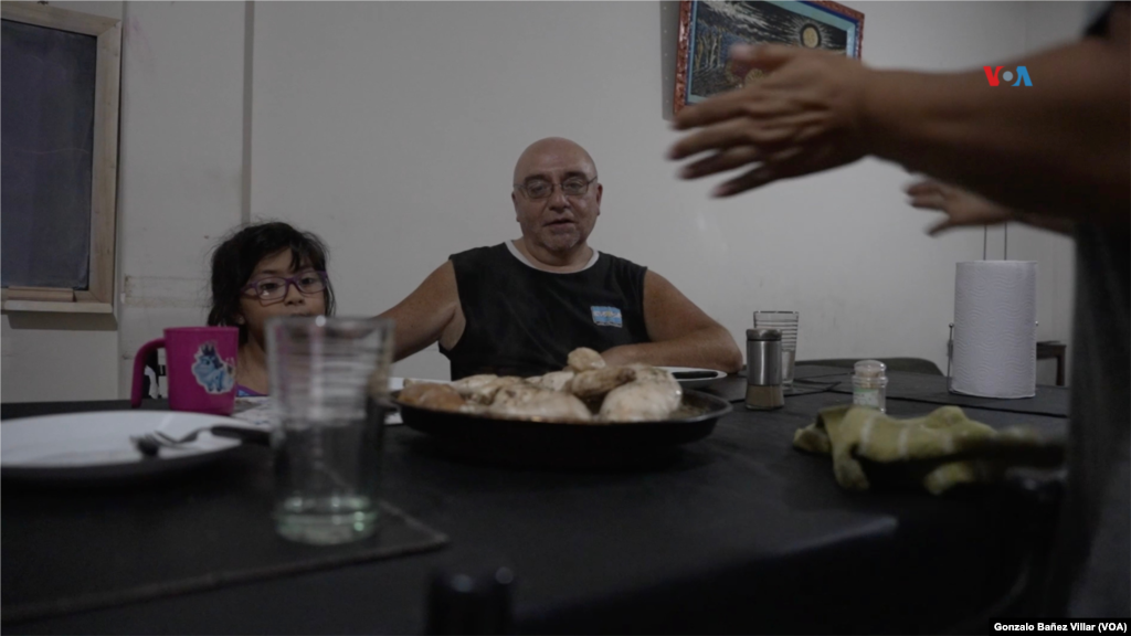 "No hace mucho comíamos asado dos veces a la semana, un domingo o un sábado por la noche... ahora no podemos ir a ningún lado": dice Marcelo Frías, enfermero argentino. 