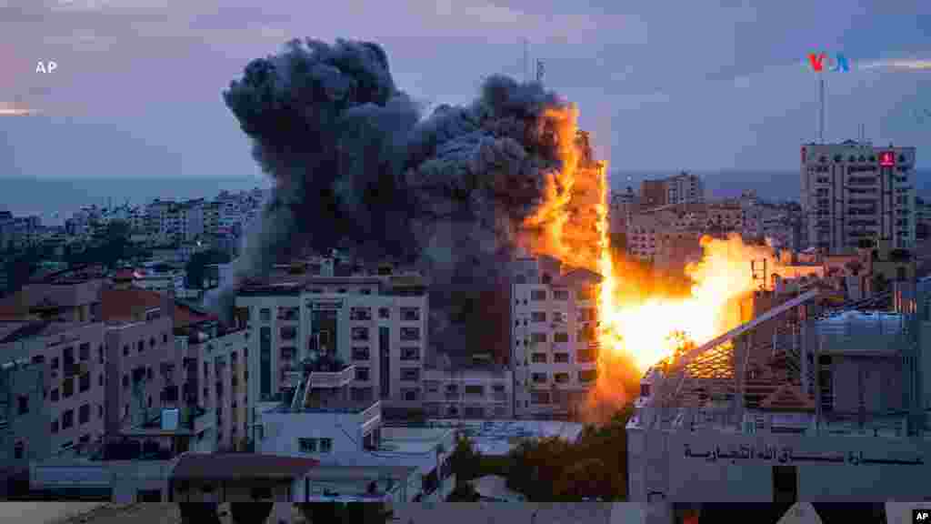 El fuego y el humo se elevan tras un ataque aéreo de Israel en la ciudad de Gaza, luego del ataque sin precedentes de los militares de Hamas en territorio israelí.