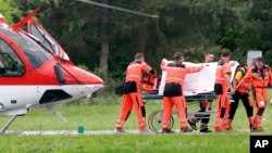 Spasioci na kolicima prevoze slovačkog premijera Roberta Fica u bolnicu pošto je poslije teškog ranjavanja u atentatu dovezen helikopterom, u grandu Banska Bistrica, u centralnoj Slovačkoj, 15. maja 2024.