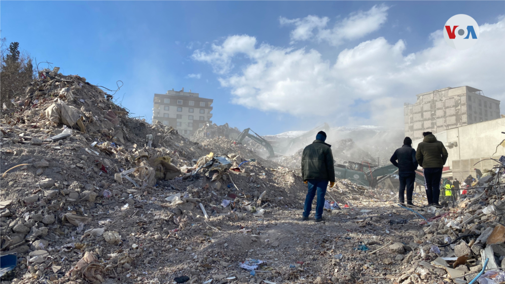 Décimo día de rescates en Kahramanmaras y en este edificio del barrio Hayrullah sólo encuentran cuerpos sin vida.