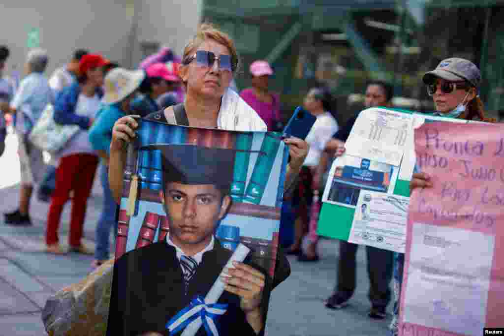 A la manifestación llegaron madres portando imágenes de hijos detenidos y carteles pidiendo su liberación.&nbsp;