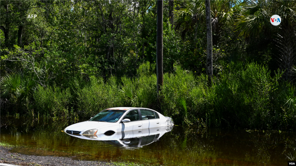 Esta imagen muestra un automóvil que fue arrastrado por las aguas, al costado de una carretera en Crystal River, Florida.&nbsp;