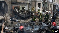 Los bomberos trabajan para extinguir un incendio en un edificio de apartamentos destruido después de un ataque ruso en Kiev, Ucrania, el 2 de enero de 2024.