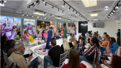Desfile de trajes de ‘prom’ durante el evento nacional de vestidos y accesorios para graduación en Atlanta. [Foto: Nathaly Salas Guaithero]