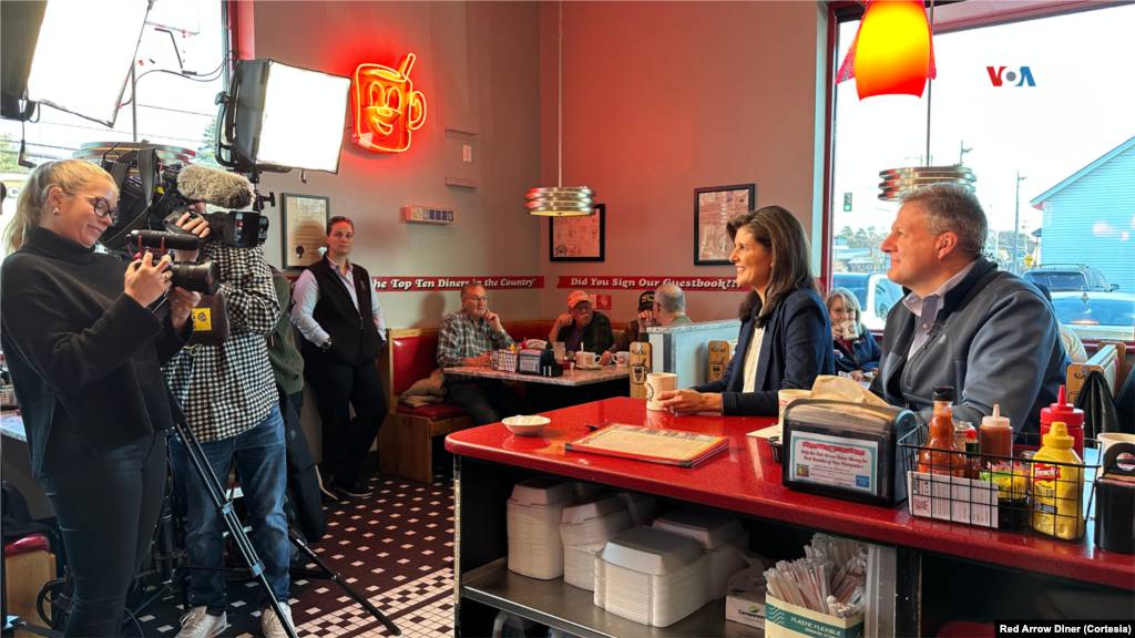 La candidata republicana a la presidencia, Nikki Haley, durante la grabación de un programa de televisión en una de las locaciones del Red Arrow Diner.