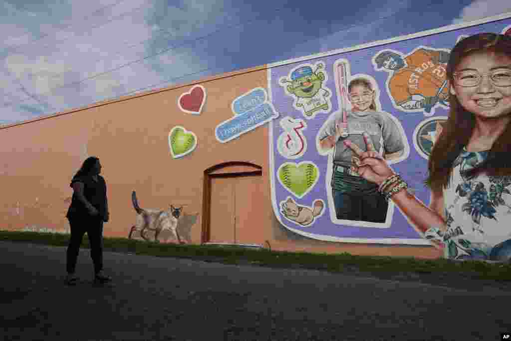 En los costados de varios edificios de Uvalde hay numerosos murales realistas en honor a las víctimas. Los retratos los muestran sonrientes y llenos de vida.&nbsp;