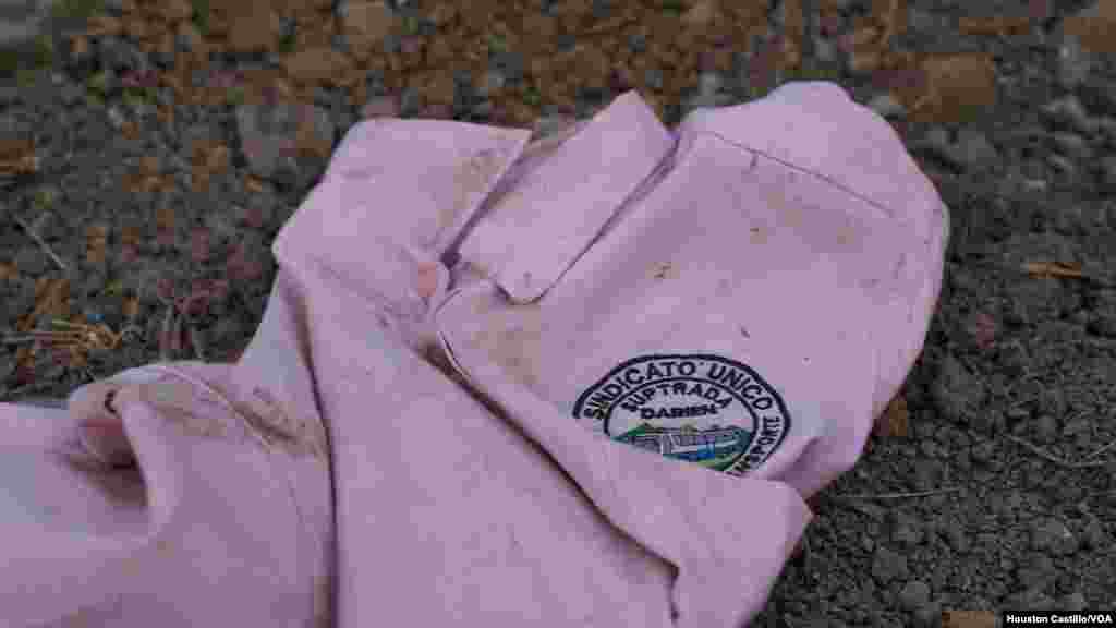 La camisa del conductor del autobús que transportaba migrantes. Foto Houston Castillo, VOA